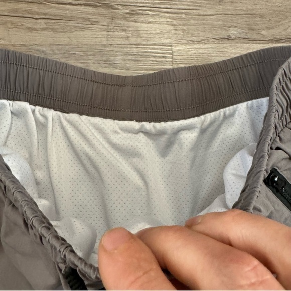 Gray essential mens short shorts lined
Adjustable waist - Picture 5 of 7